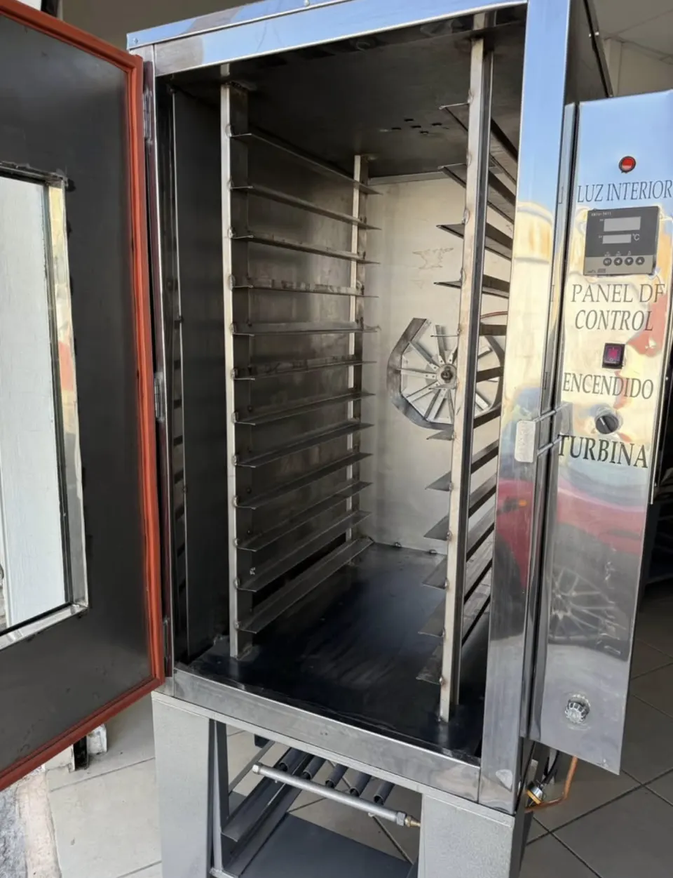 Horno de 12 charolas en acero inoxidable con panel